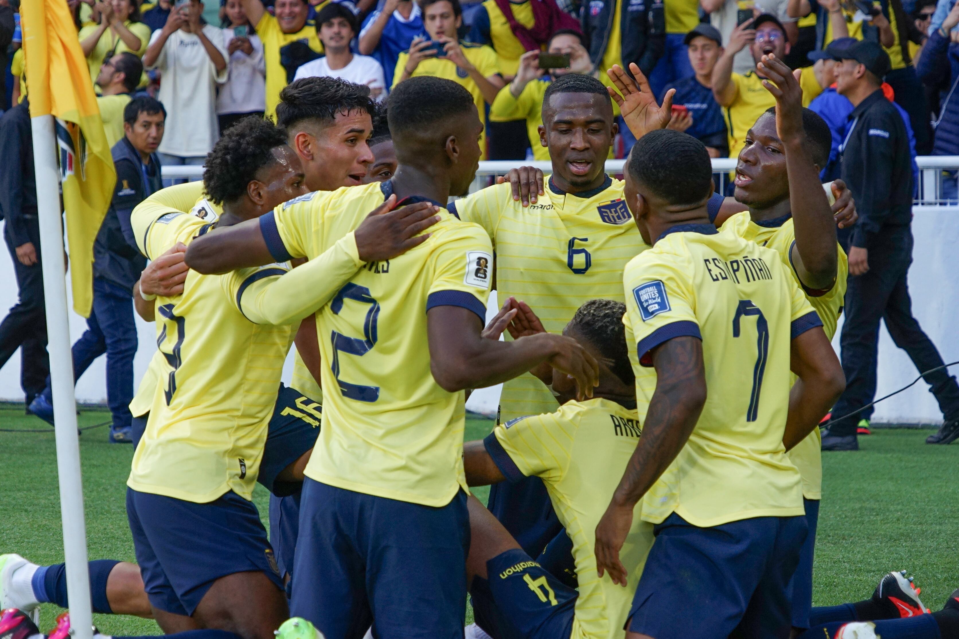 Jugadores de Ecuador celebran un gol de Félix Torres hoy, en un partido de las Eliminatorias Sudamericanas para la Copa Mundial de Fútbol 2026 entre Ecuador y Uruguay en el estadio Rodrigo Paz Delgado en Quito (Ecuador). EFE/ Santiago Fernández