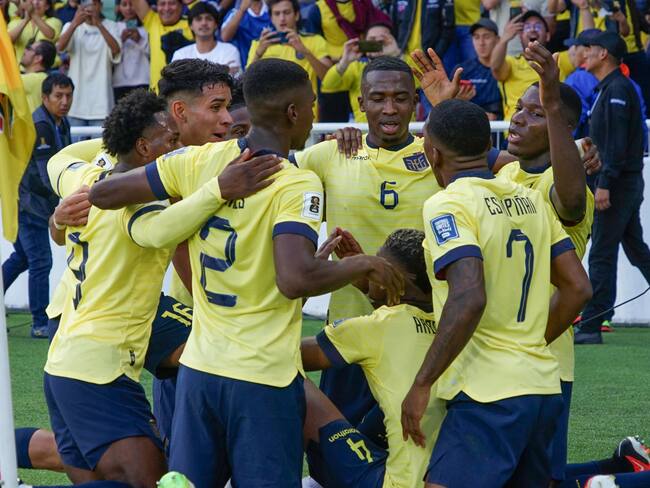 AMDEP9304. QUITO (ECUADOR), 12/09/2023.- Jugadores de Ecuador celebran un gol de Félix Torres hoy, en un partido de las Eliminatorias Sudamericanas para la Copa Mundial de Fútbol 2026 entre Ecuador y Uruguay en el estadio Rodrigo Paz Delgado en Quito (Ecuador). EFE/ Santiago Fernández