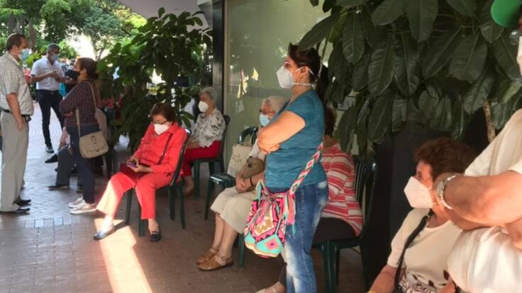 Denuncian largas filas de adultos mayores esperando vacuna