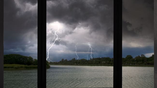 Se pueden presentarse afectaciones en la infraestructura eléctrica por las descargas atmosféricas o por la caída de árboles sobre las redes