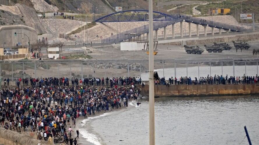 Antonio Martín, periodista de la Cadena SER, habló en La W sobre la crisis migratoria en Ceuta.. Foto: FADEL SENNA/AFP via Getty Images