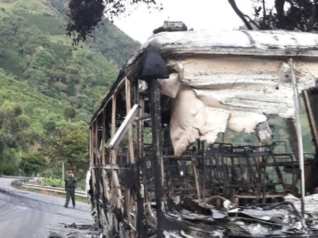 Al parecer por negarse a pagar extorsión le queman el bus a un transportador en Betulia