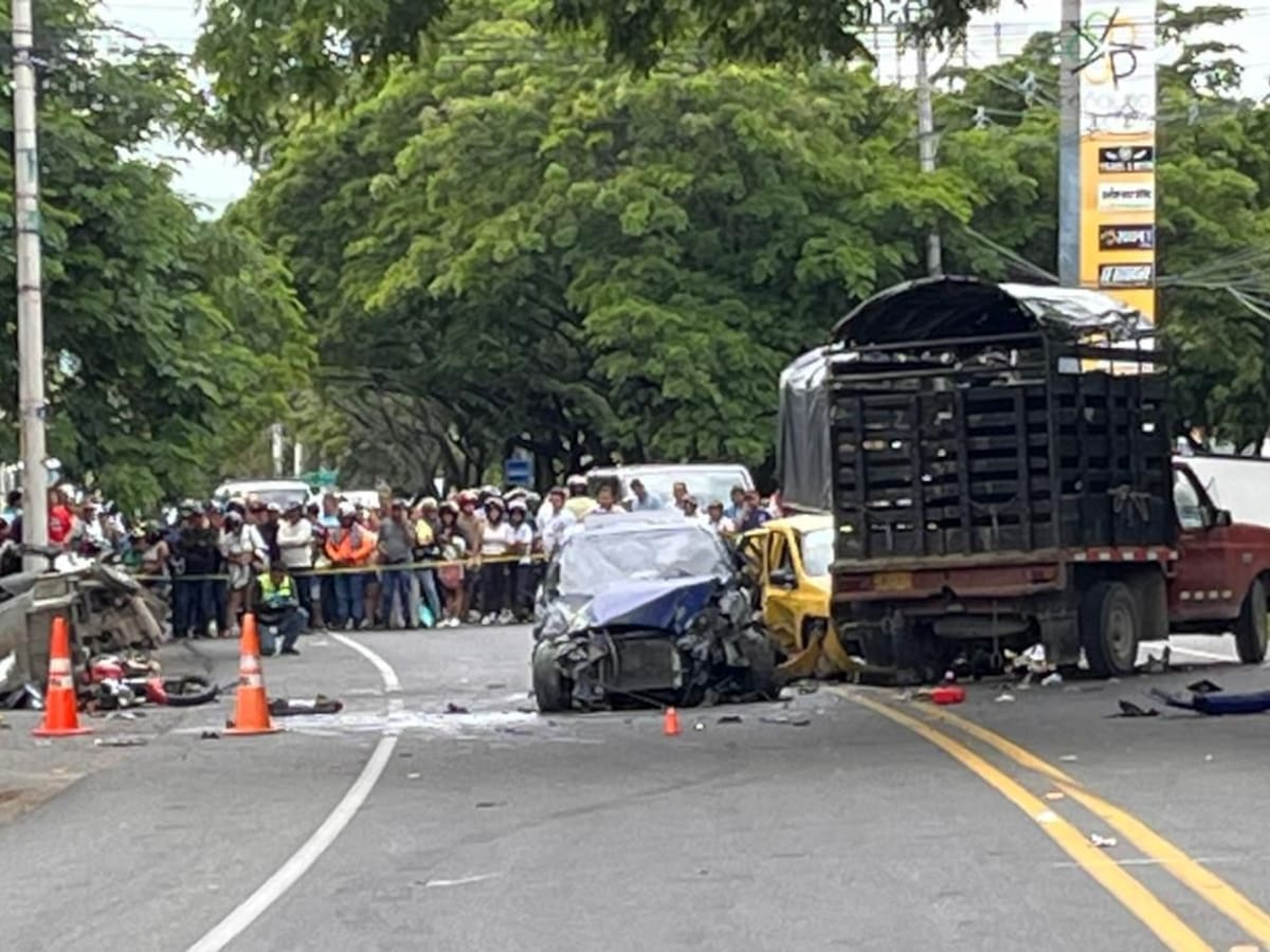 Cierre en la vía Bogotá - Girardot por accidente múltiple de vehículos que dejó dos personas muertas