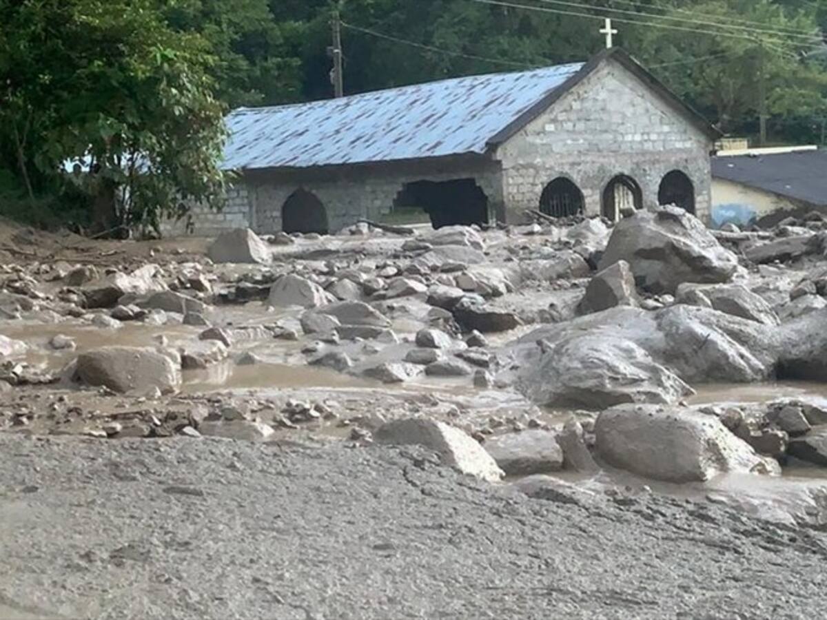 Ya son 7 desaparecidos por desbordamiento de un río en Chaparral
