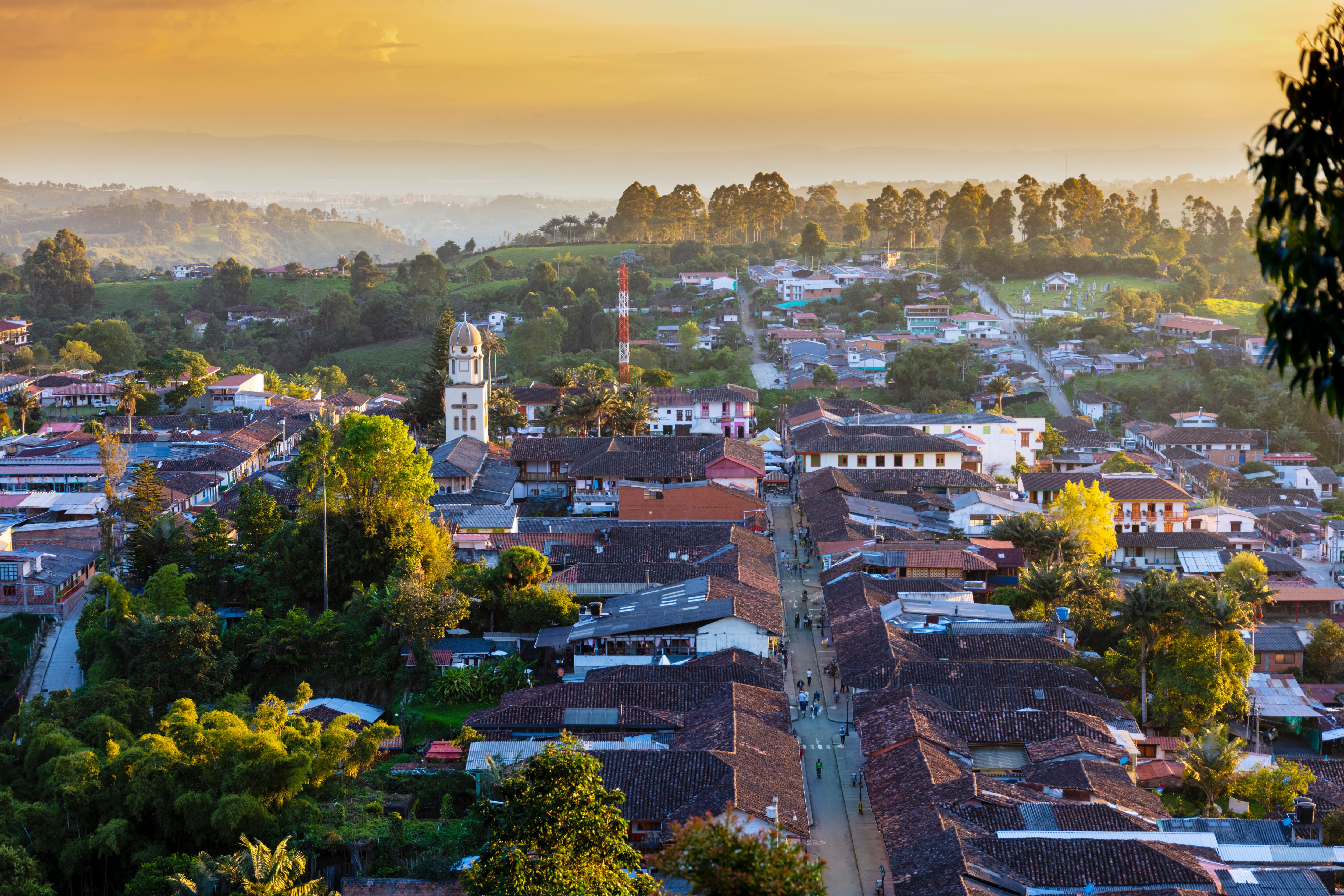 Vista en ángulo alto del centro de la ciudad tomada al atardecer (Getty Images)