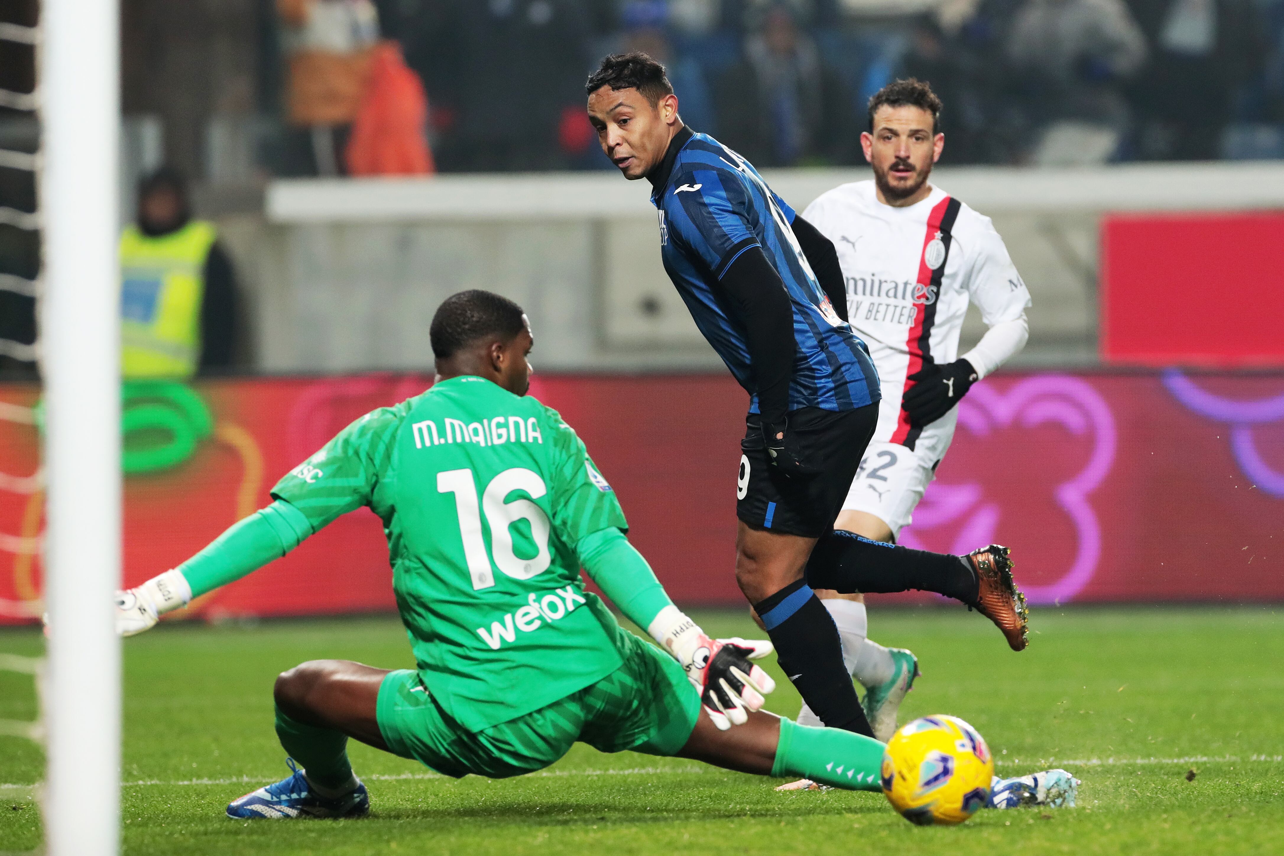 Luis Fernando Muriel define de taco para darle la victoria al Atalanta. (Photo by Emilio Andreoli/Getty Images)