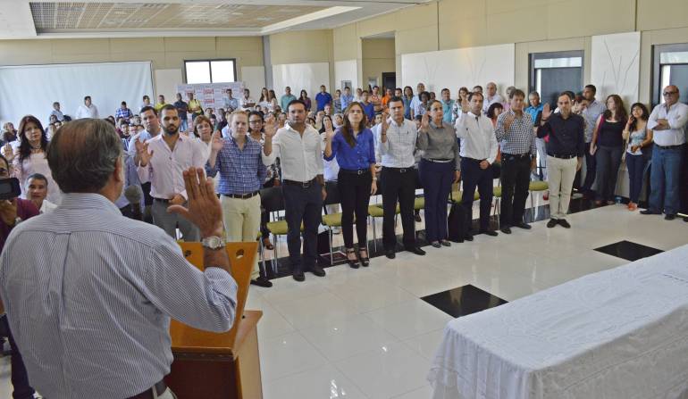El gobernador Eduardo de la Rosa cuando tomaba juramento a los miembros de su gabinete.