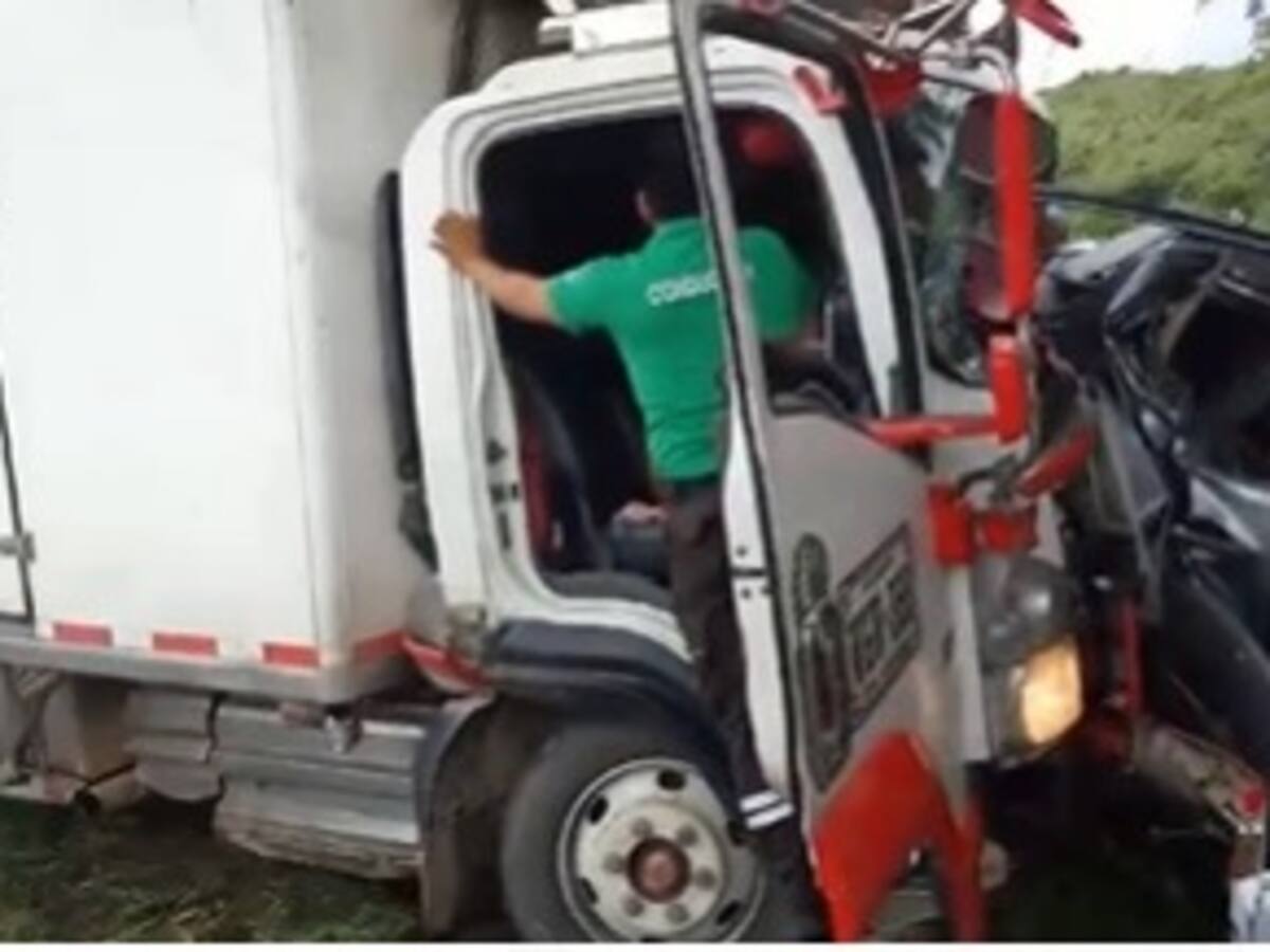 Furgón se queda sin frenos, choca contra varios carros y deja seis heridos en la Troncal