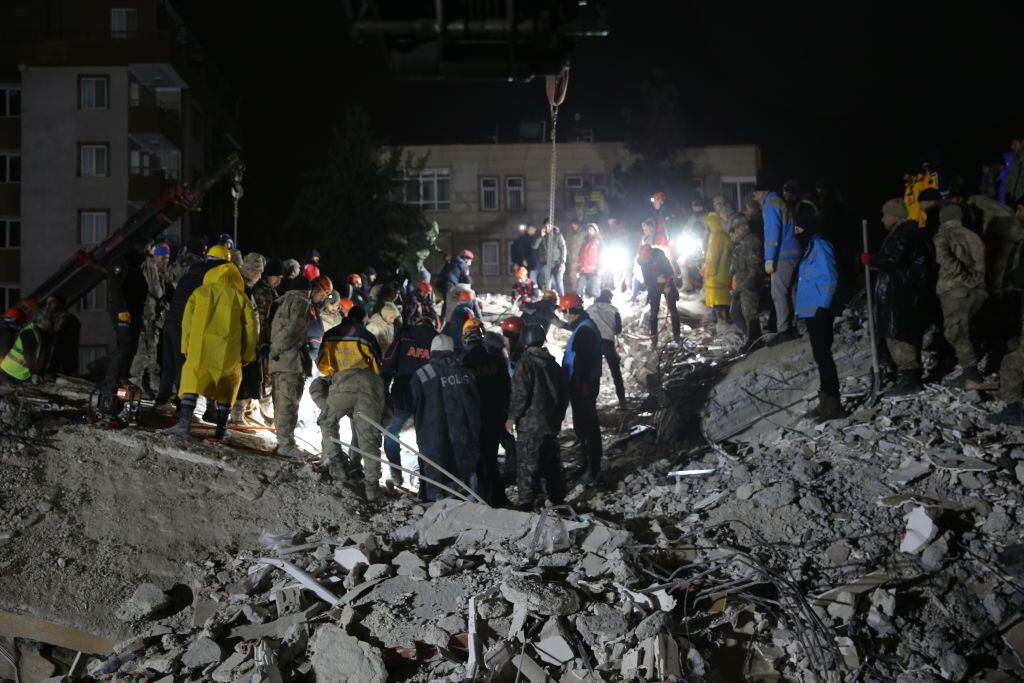 SANLIURFA, TURKIYE - FEBRUARY 06: Rescue and search efforts continue on collapsed building after 7.7 magnitude earthquake hits Sanliurfa, Turkiye on February 06, 2023. Early Monday morning, a strong 7.7 earthquake, centered in the Pazarcik district, jolted Kahramanmaras and strongly shook several provinces, including Gaziantep, Sanliurfa, Diyarbakir, Adana, Adiyaman, Malatya, Osmaniye, Hatay, and Kilis. Later, at 13.24 p.m. (1024GMT), a 7.6 magnitude quake centered in Kahramanmaras' Elbistan district struck the region. (Photo by Esber Ayaydin/Anadolu Agency via Getty Images)