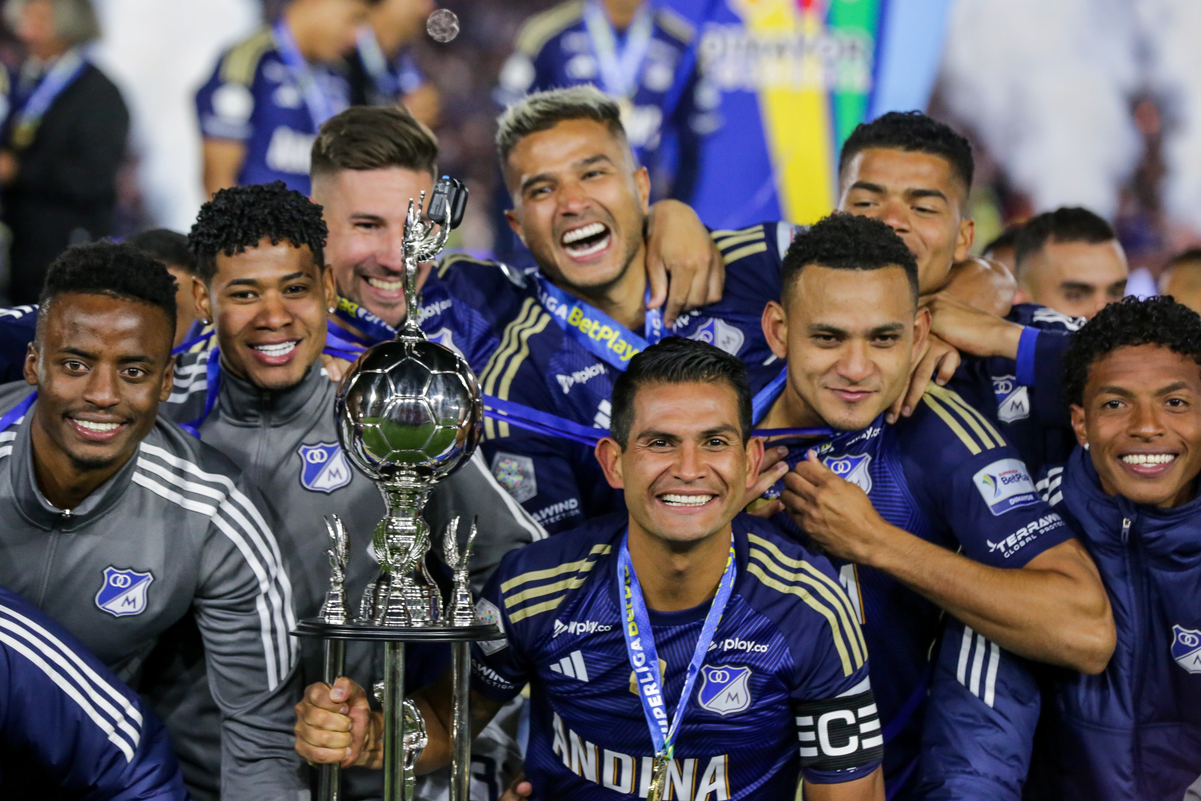 David Mackalister Silva y todo el grupo de Millonarios con el trofeo de la Superliga. (Colprensa - Mariano Vimos)