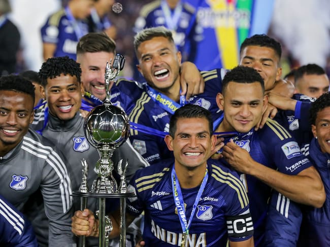 David Mackalister Silva y todo el grupo de Millonarios con el trofeo de la Superliga. (Colprensa - Mariano Vimos)