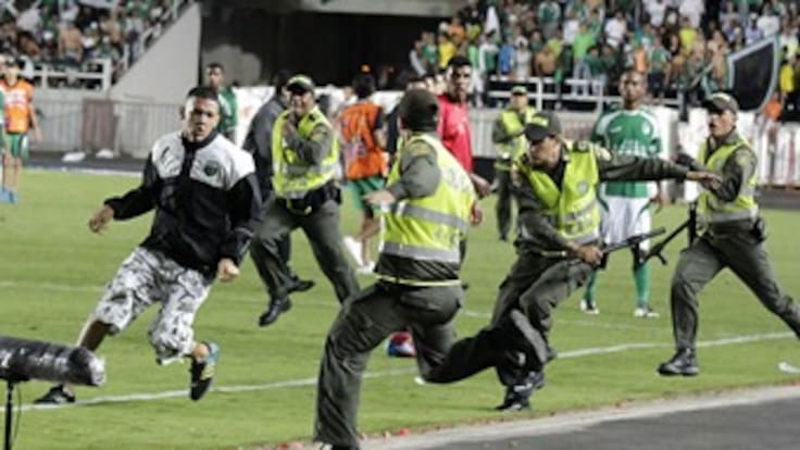 El clásico Cali-América concluye por invasión de hinchas al Pascual Guerrero