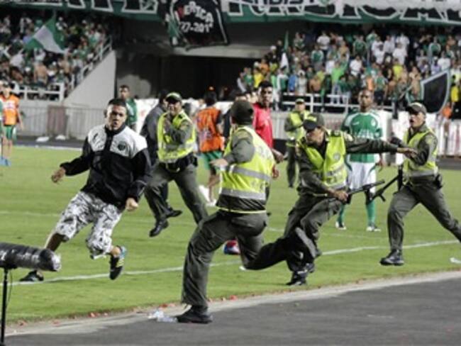 El clásico Cali-América concluye por invasión de hinchas al Pascual Guerrero