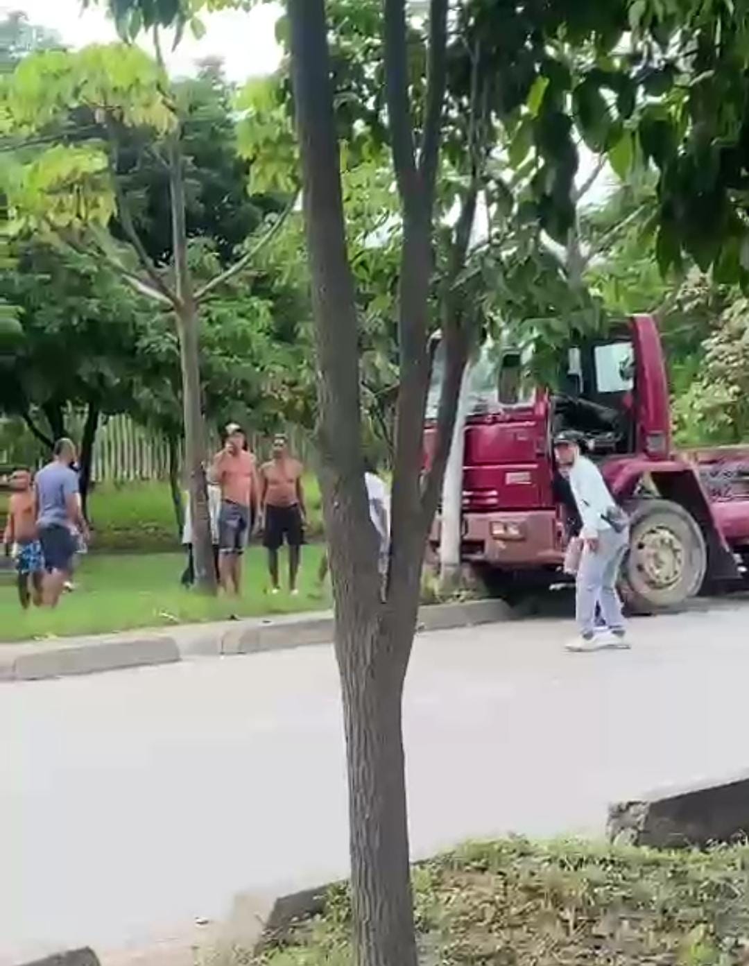 Varios residentes desvalijaron el tractocamión involucrado en el accidente de tránsito.