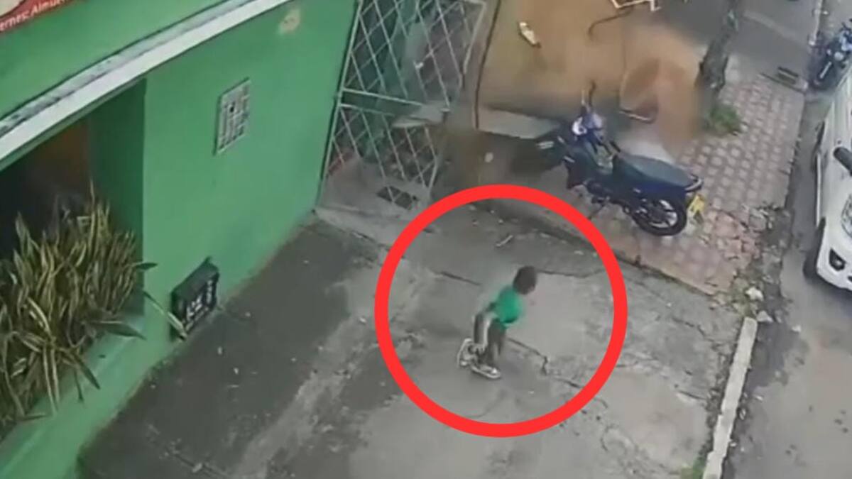 VIDEO: Un niño de 4 años se salvó de milagro tras el desplome de un muro en Bucaramanga
