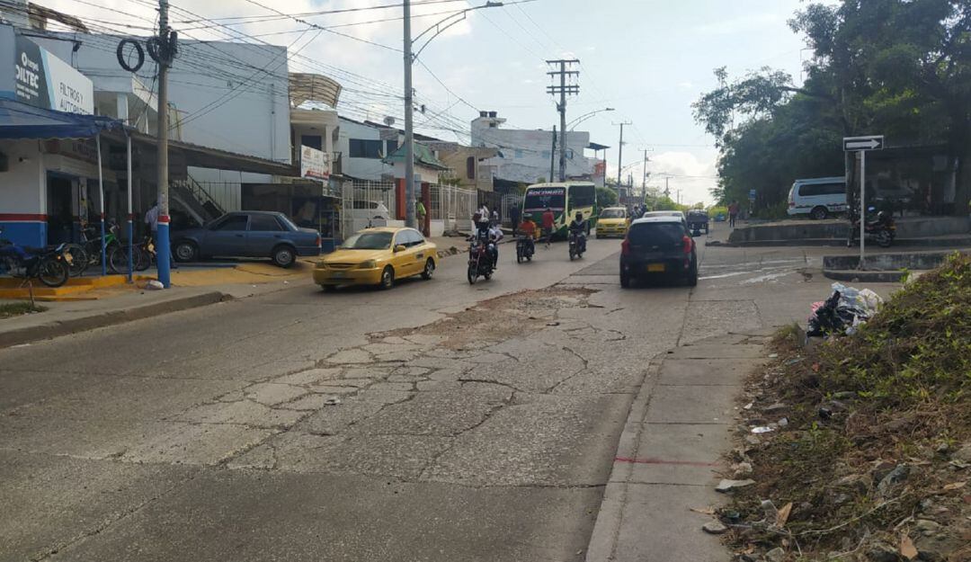 La carrera 15 de este sector que conecta con el barrio El Socorro tiene un cráter que dificulta la movilidad vehicular.