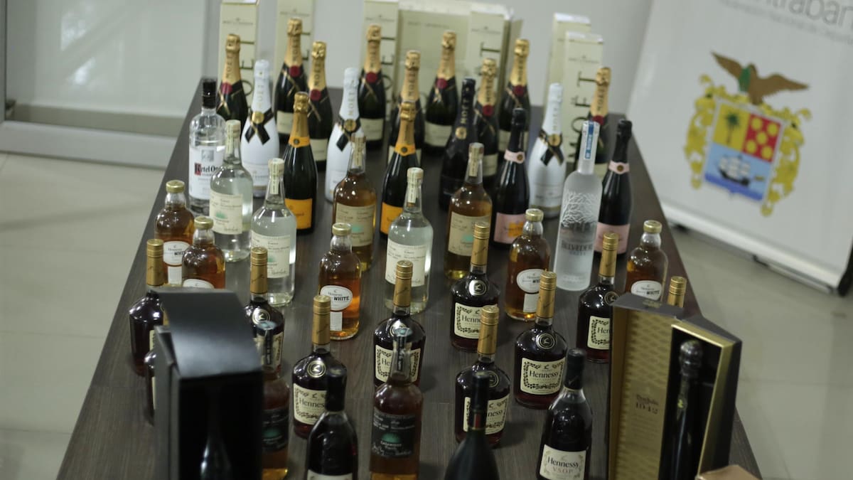 Golpe al contrabando: incautan botellas de licor y 6.000 cigarrillos en Cartagena