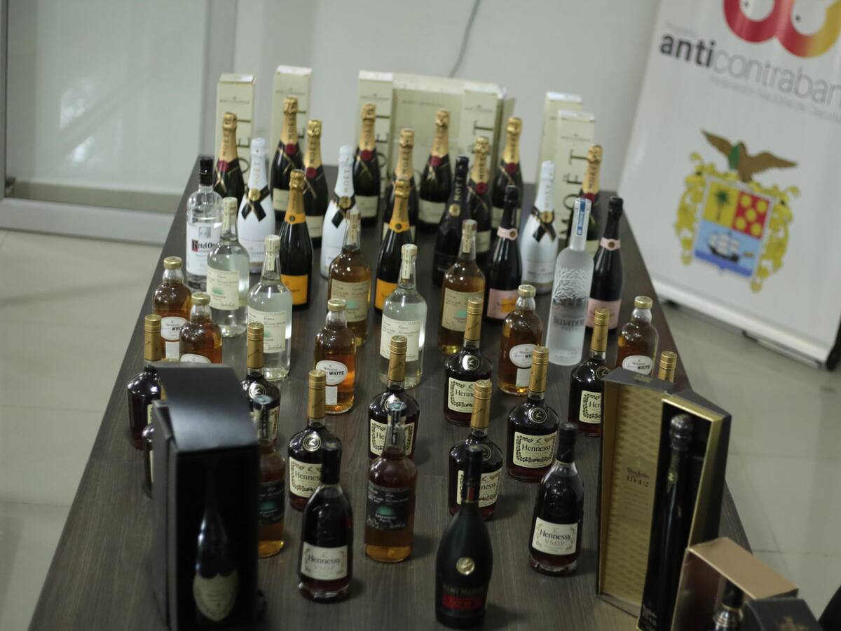 Golpe al contrabando: incautan botellas de licor y 6.000 cigarrillos en Cartagena