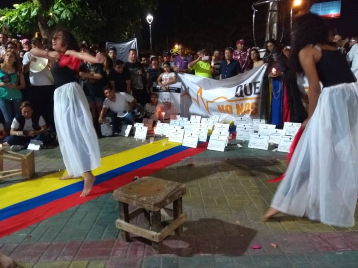 En Barranquilla, la velatón no solamente contó con velas, arengas y carteles. Bailes y puestas en escena también sirvieron para la protesta por el respeto al a vida de los líderes sociales del país. 