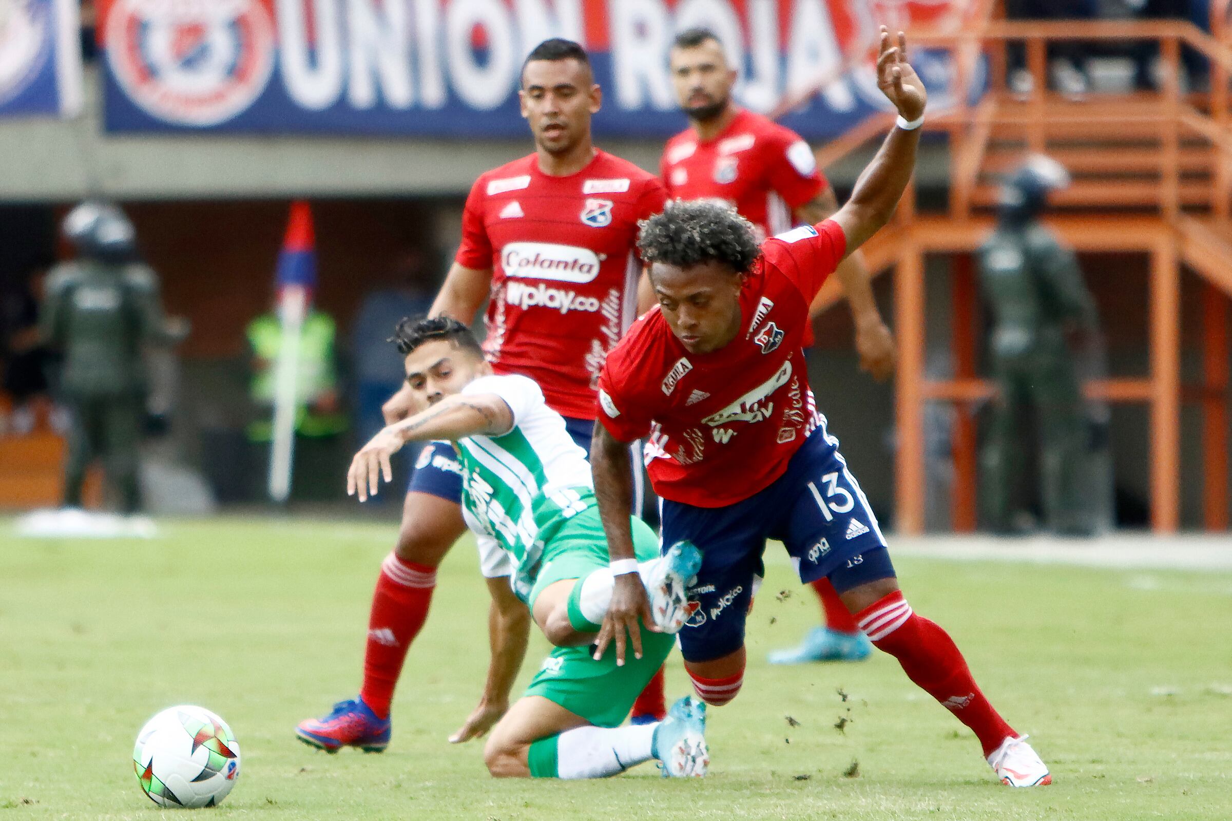 MEDELLIN - COLOMBIA, 30-04-2022: Jean Pineda del Medellín disputa el balón con Andres Andrade de Nacional durante partido entre Deportivo Independiente Medellín y Atlético Nacional por la fecha 18 como parte de la Liga BetPlay DIMAYOR I 2022 jugado en el estadio Polideportivo Sur de la ciudad de Medellín. / Jean Pineda of Medellin vies for the ball with Andres Andrade of Nacional during atch for the date 18 between Deportivo Independiente Medellin and Atletico Nacional as a part BetPlay DIMAYOR League I 2022 played at Polideportivo Sur stadium in Medellin city. Photo: VizzorImage / Andres Alvarez / Cont