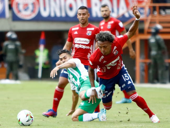 MEDELLIN - COLOMBIA, 30-04-2022: Jean Pineda del Medellín disputa el balón con Andres Andrade de Nacional durante partido entre Deportivo Independiente Medellín y Atlético Nacional por la fecha 18 como parte de la Liga BetPlay DIMAYOR I 2022 jugado en el estadio Polideportivo Sur de la ciudad de Medellín. / Jean Pineda of Medellin vies for the ball with Andres Andrade of Nacional during atch for the date 18 between Deportivo Independiente Medellin and Atletico Nacional as a part BetPlay DIMAYOR League I 2022 played at Polideportivo Sur stadium in Medellin city. Photo: VizzorImage / Andres Alvarez / Cont