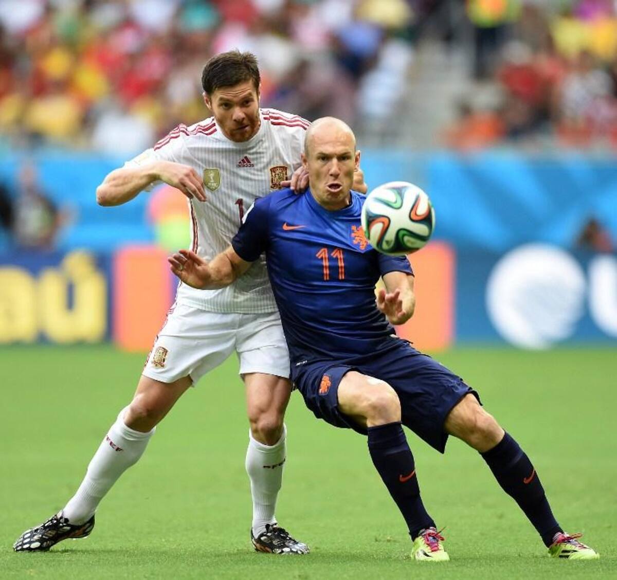 Xabi Alonso marcó desde el punto penal y puso a ganar a España. Van Persie marcó dos para Holanda, Robben también anotó doblete y De Vrij puso su cuota.