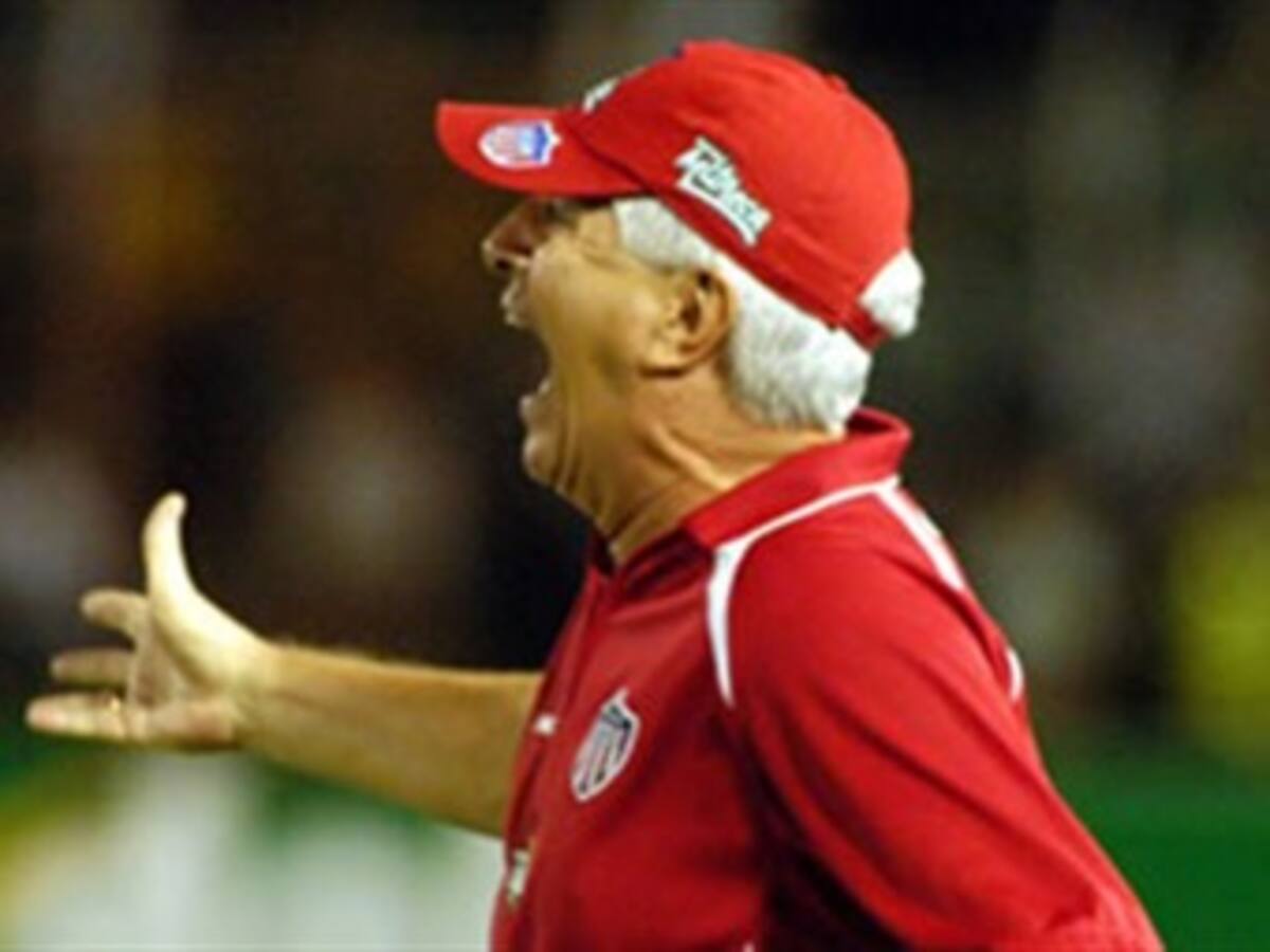 Julio Comesaña sancionado durante 5 fechas por fuera de los estadios