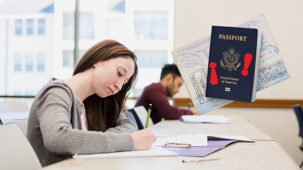 Joven estudiando en salón / Pasaporte con signos de alerta (Getty Images)