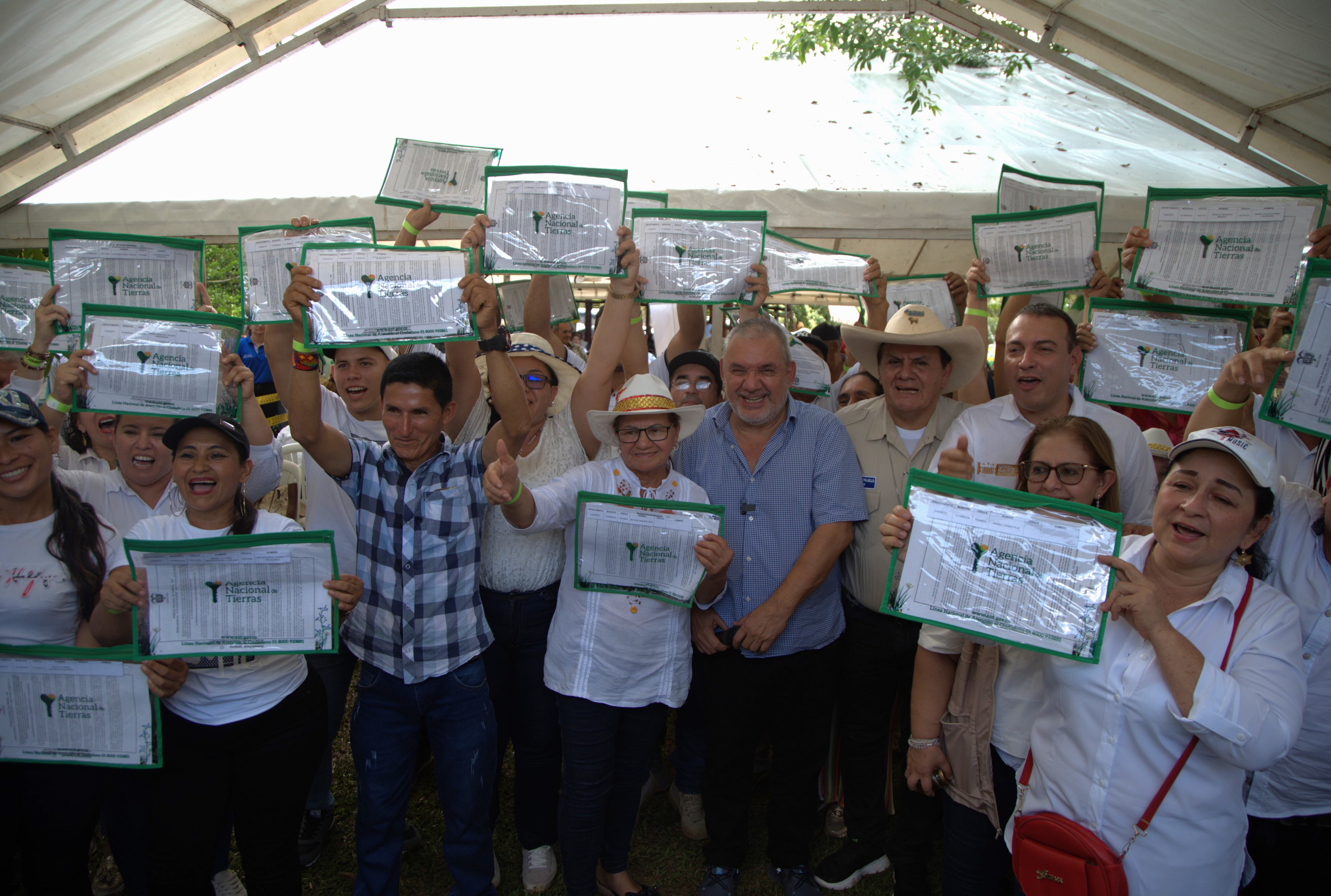 El director de la ANT, Gerardo Vega, con los beneficiaros de la entrega de tierras en Florencia Caquetá. Foto: ANT