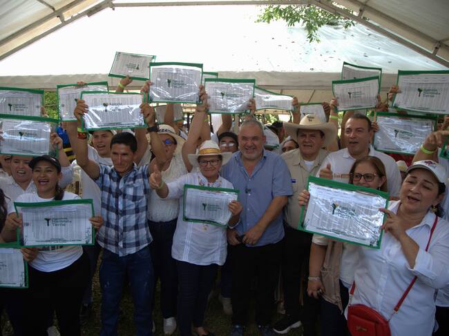 El director de la ANT, Gerardo Vega, con los beneficiaros de la entrega de tierras en Florencia Caquetá. Foto: ANT