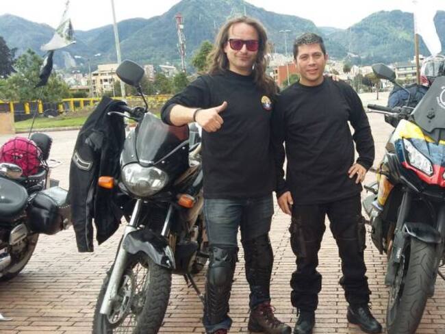 En moto, unos bogotanos buscan apoyar el “sí” por la paz en Centroamérica y Estados Unidos