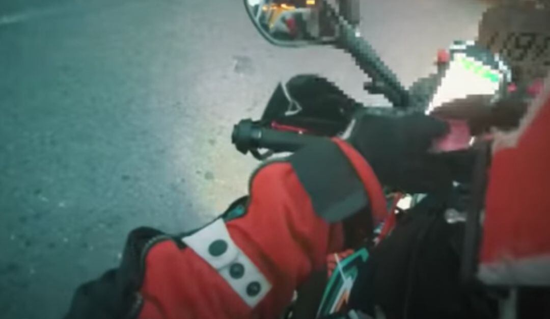 Momento en que youtuber recibe la droga. 