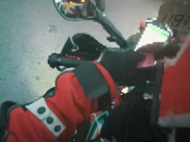 Momento en que youtuber recibe la droga.