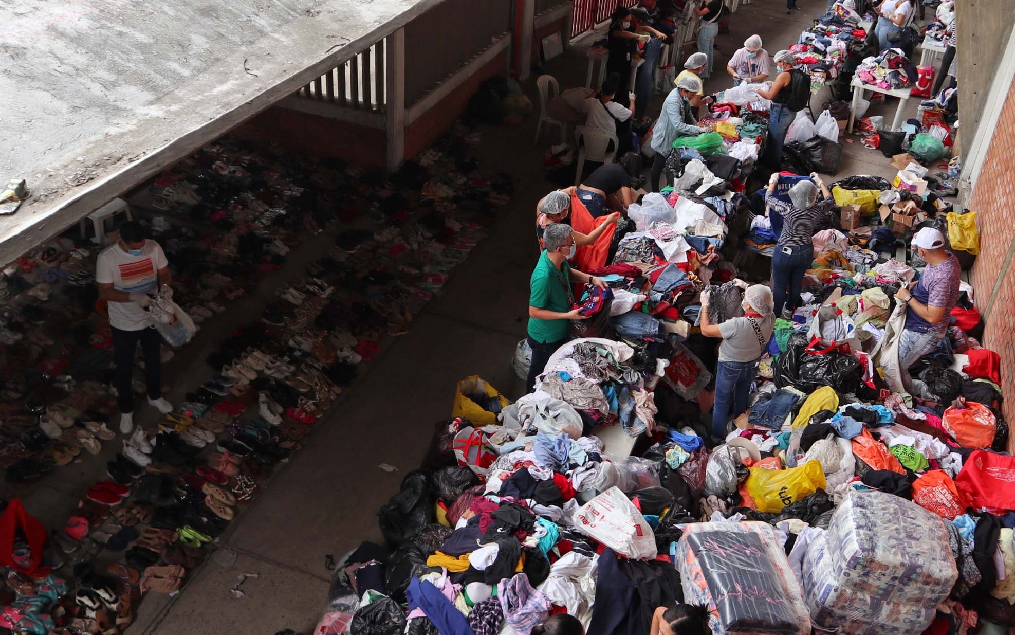 Desplazados por la violencia en el Catatumbo este lunes, en el estadio General Santander en Cúcuta (Colombia). EFE/Mario Caicedo