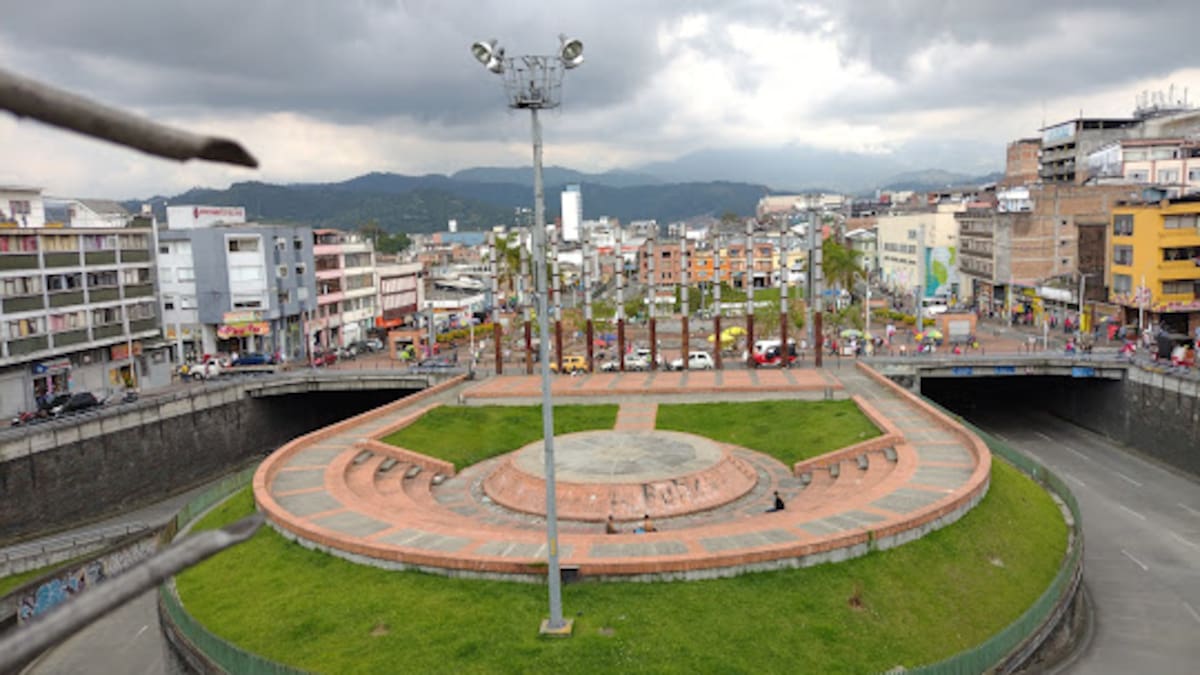 Una mujer cayó de un puente en la Plaza Alfonso López en Manizales