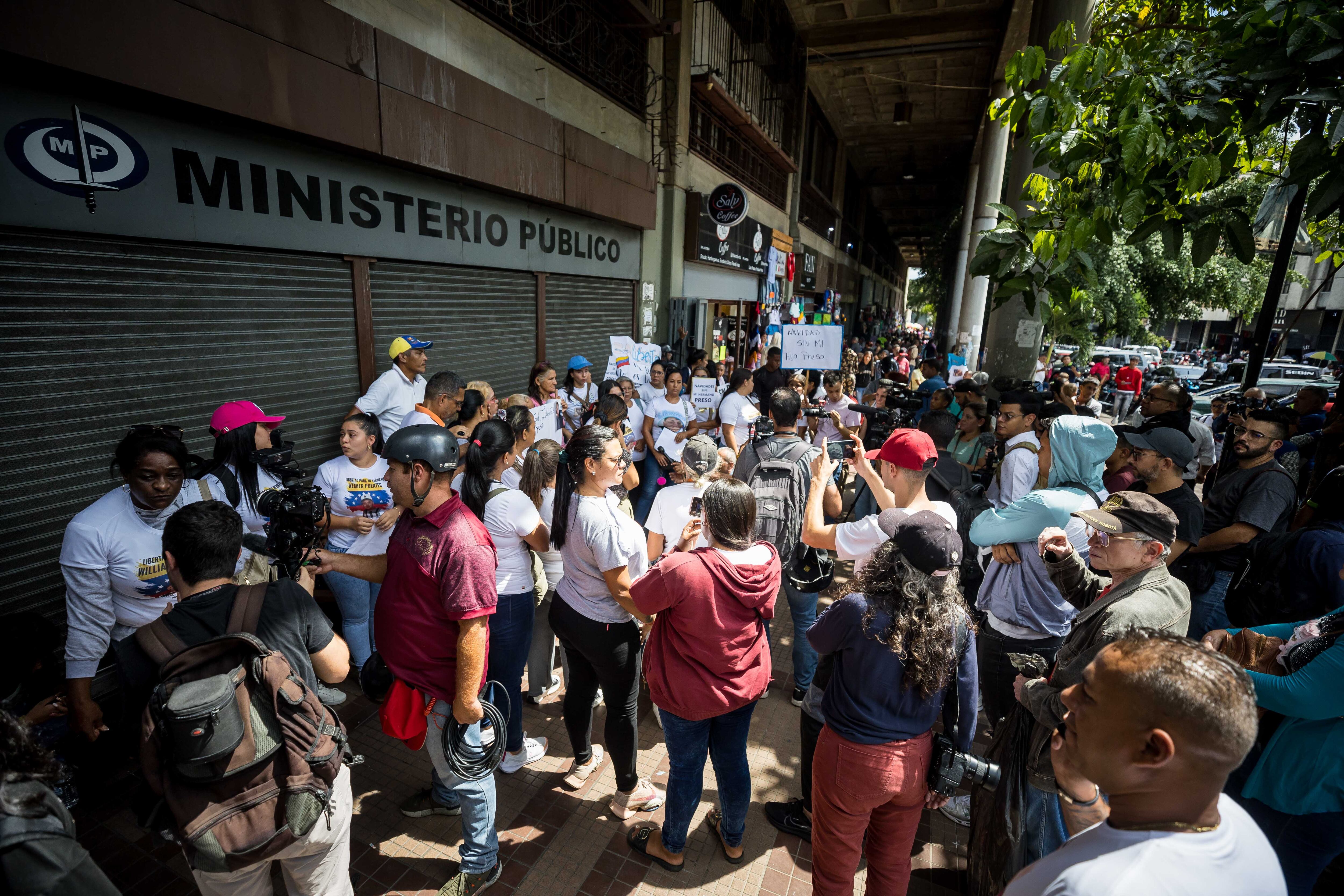 AME5214. CARACAS (VENEZUELA), 07/11/2024.- Varias personas se manifiestan para solicitar la libertad de sus familiares detenidos tras las elecciones presidenciales del 28 de julio, este jueves frente al Palacio de Justicia, en Caracas (Venezuela).