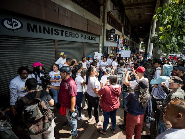 AME5214. CARACAS (VENEZUELA), 07/11/2024.- Varias personas se manifiestan para solicitar la libertad de sus familiares detenidos tras las elecciones presidenciales del 28 de julio, este jueves frente al Palacio de Justicia, en Caracas (Venezuela).