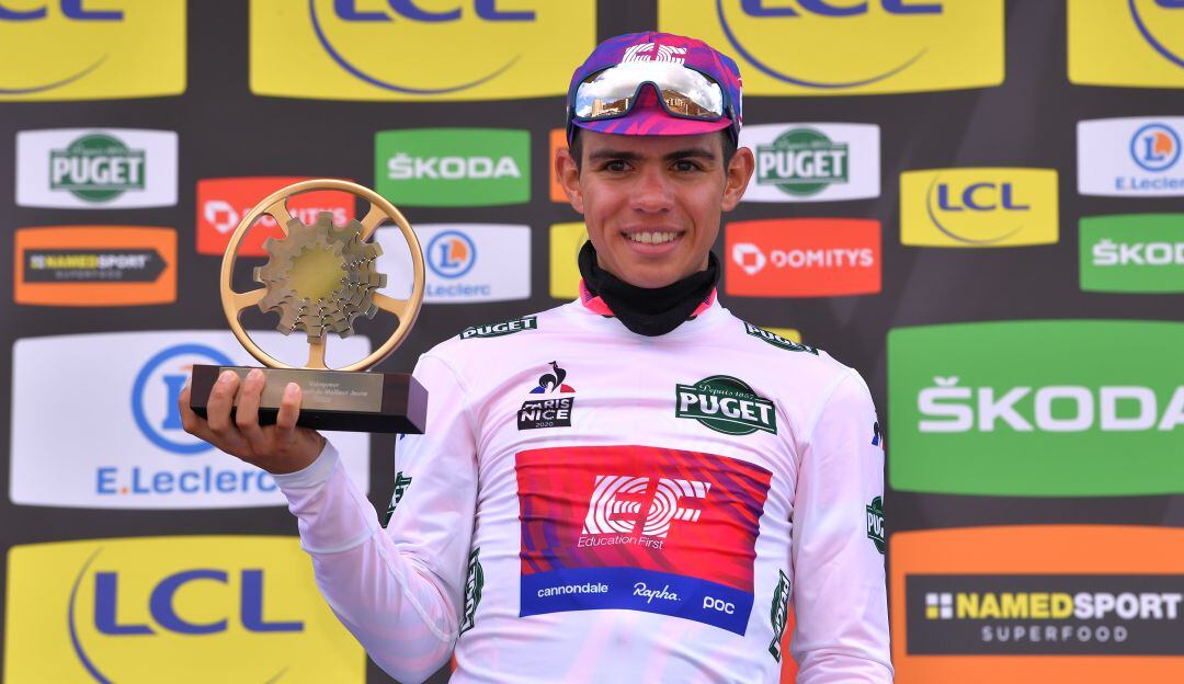 Sergio Higuita alzando el trofeo por su tercer puesto en la París-Niza 2020
