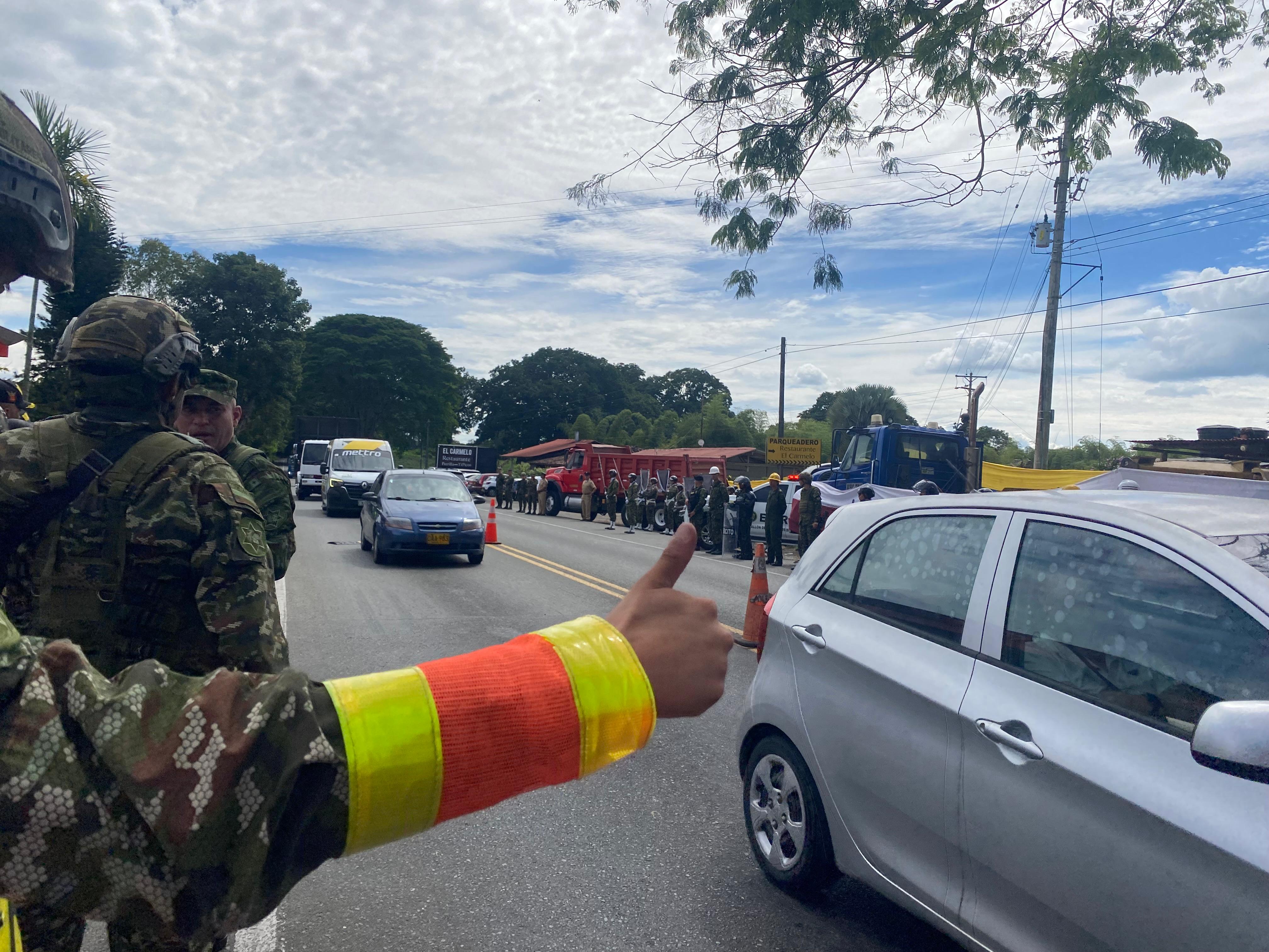 ‘Viaje seguro, su Ejército está en la vía’  Campaña Octava Brigada del Ejército. Foto: Cortesía Sara Moreno Quindío Noticias