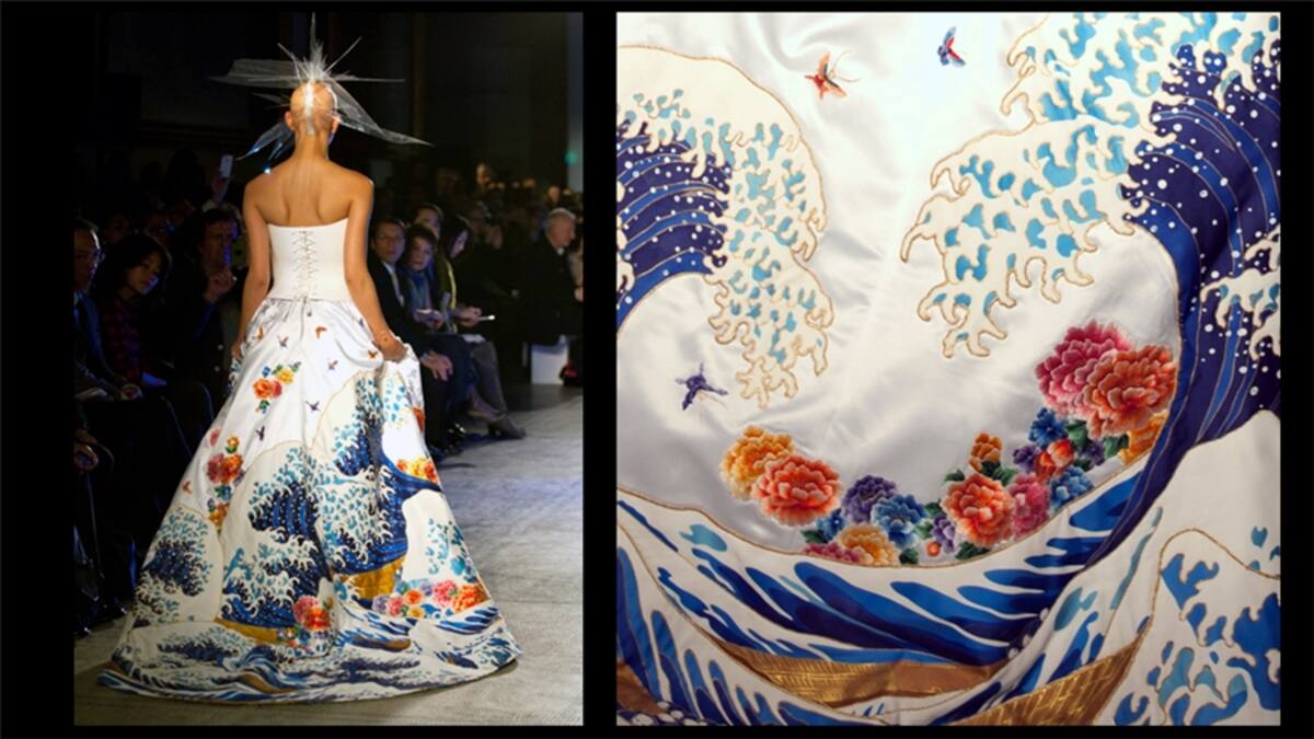 La fusión de la moda tradicional y contemporánea realizada por Yamamoto pudo apreciarse en un vestido blanco strapless, con una tableta electrónica en el corpiño.