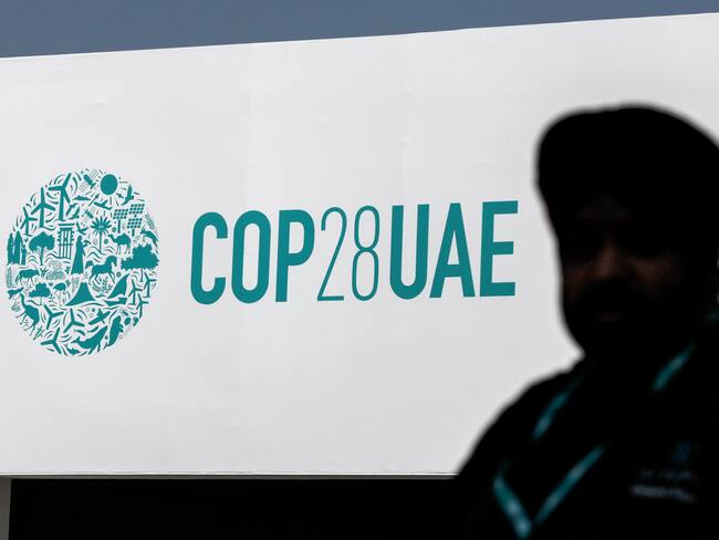 Dubai (United Arab Emirates), 29/11/2023.- A man walks in front of the COP28 logo at Expo City Dubai, the venue of the 2023 United Nations Climate Change Conference (COP28), in Dubai, UAE, 29 November 2023. The 2023 United Nations Climate Change Conference (COP28), runs from 30 November to 12 December, and is expected to host one of the largest number of participants in the annual global climate conference as over 70,000 estimated attendees, including the member states of the UN Framework Convention on Climate Change (UNFCCC), business leaders, young people, climate scientists, Indigenous Peoples and other relevant stakeholders will attend. EFE/EPA/ALI HAIDER