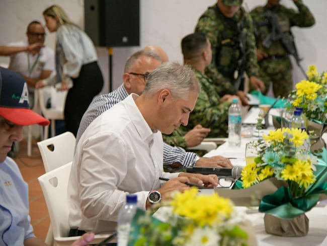 Gobernador de Antioquia, Andrés Julián Rendón, en el consejo de seguridad en el Norte del departamento. Foto: Gobernación de Antioquia.