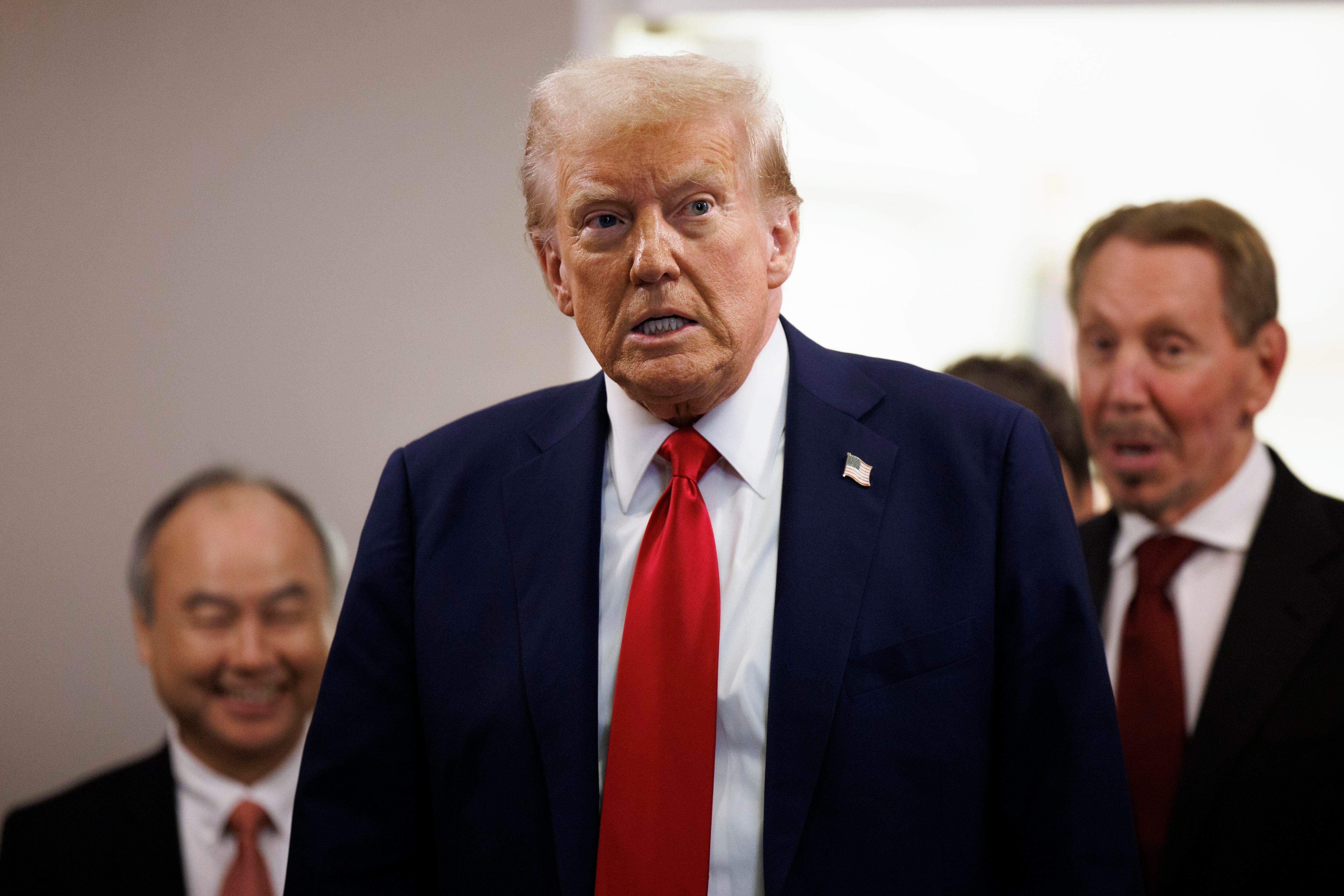 Washington (United States), 21/01/2025.- US President Donald Trump arrives to give remarks on artificial intelligence (AI) infrastructure in the Roosevelt Room of the White House in Washington DC, USA, 21 January 2025. Trump was joined by the leaders of OpenAI, Softbank, and Oracle, where he announced a new artificial intelligence (AI) initiative and faced questions regarding his 06 January pardons. EFE/EPA/AARON SCHWARTZ / POOL