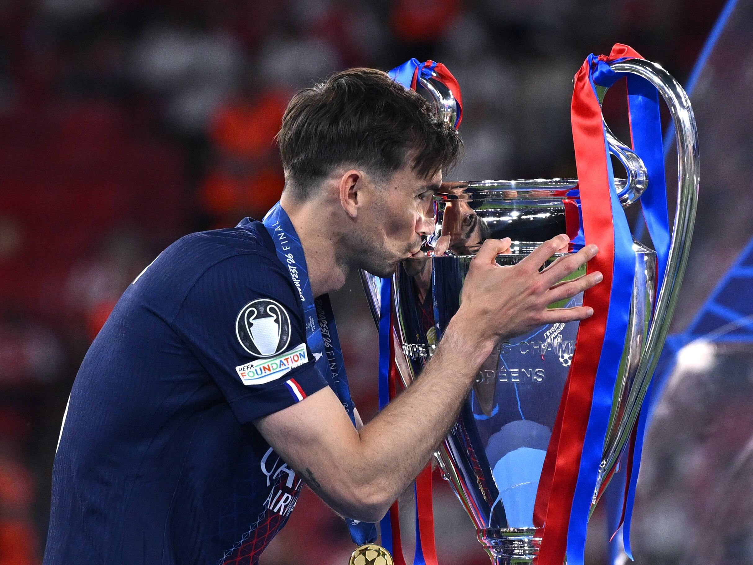 Fabián Ruiz celebra con el trofeo de la Liga de Campeones. (Photo by Image Photo Agency/Getty Images)