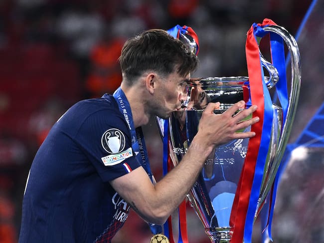 Fabián Ruiz celebra con el trofeo de la Liga de Campeones. (Photo by Image Photo Agency/Getty Images)