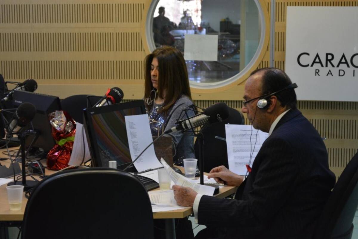 Tras dos décadas de estar inundando de humor a los colombianos, el admirado periodista se retira de La Luciérnaga, vea como desarrolla su último programa.