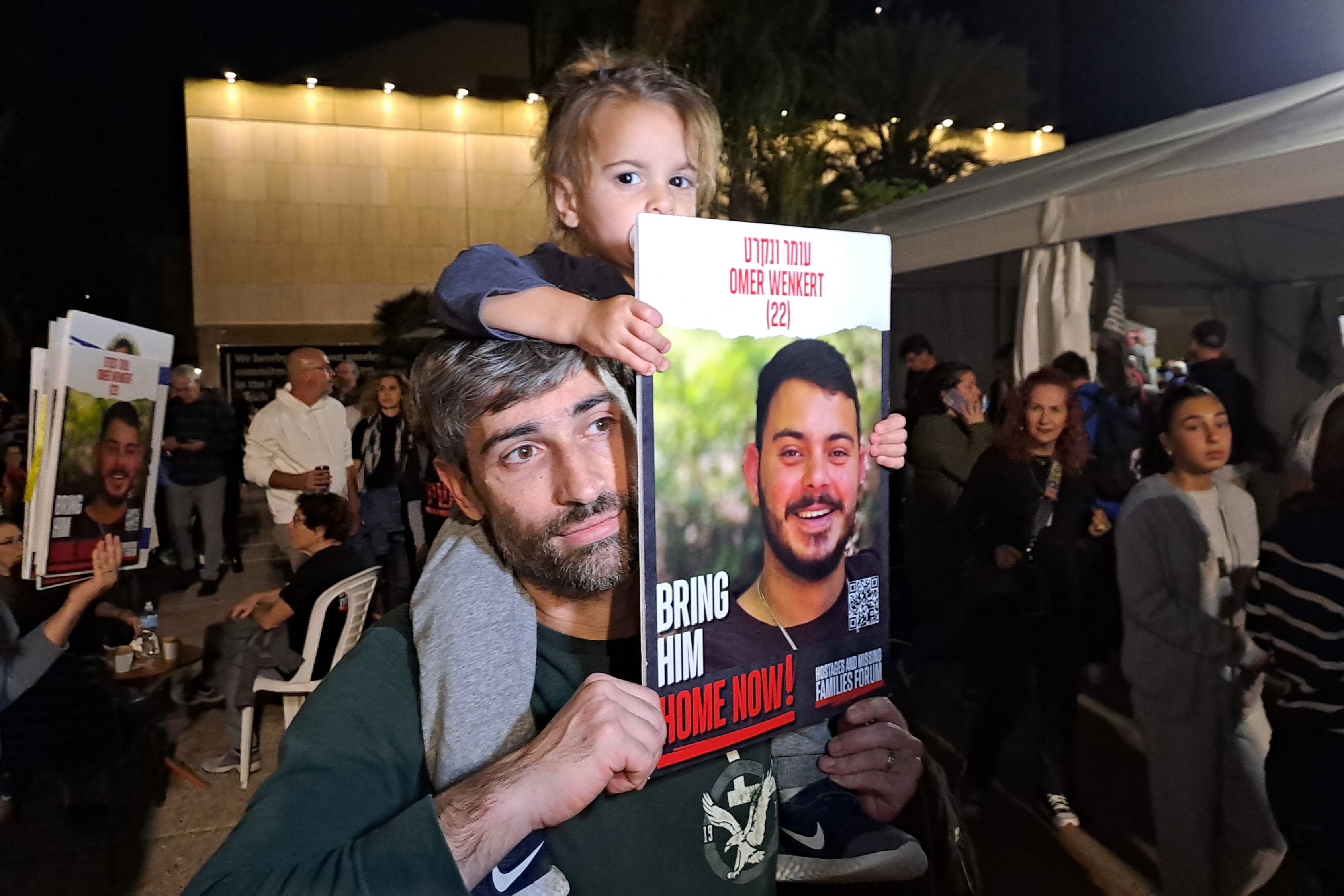 Tel Aviv (Israel), 25 nov (EFE).- Dos personas sostienen una foto de Omer Wenkert uno de los más de 240 secuestrados por Hamás el 7 de octubre. Miles de israelíes, unos 100.000 según los organizadores, se han congregado este sábado en Tel Aviv para conmemorar los 50 días del ataque de Hamás contra Israel, en el que el grupo islamista tomó más de 240 rehenes, para pedirle al Gobierno que los libere a todos y recordar que seguirán luchando hasta que el último de ellos vuelva a casa. EFE/ Jorge Fuentelsaz Franganillo