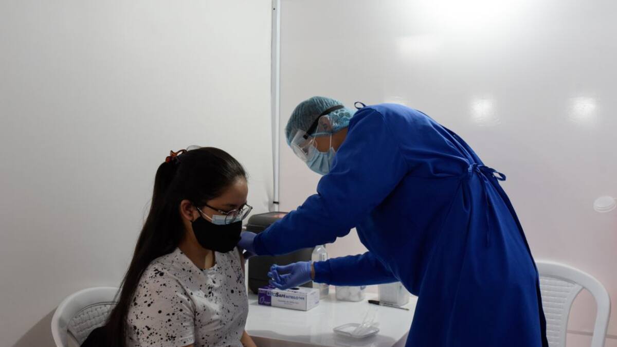 Inicia vacunación para mayores de 25 años en Cali