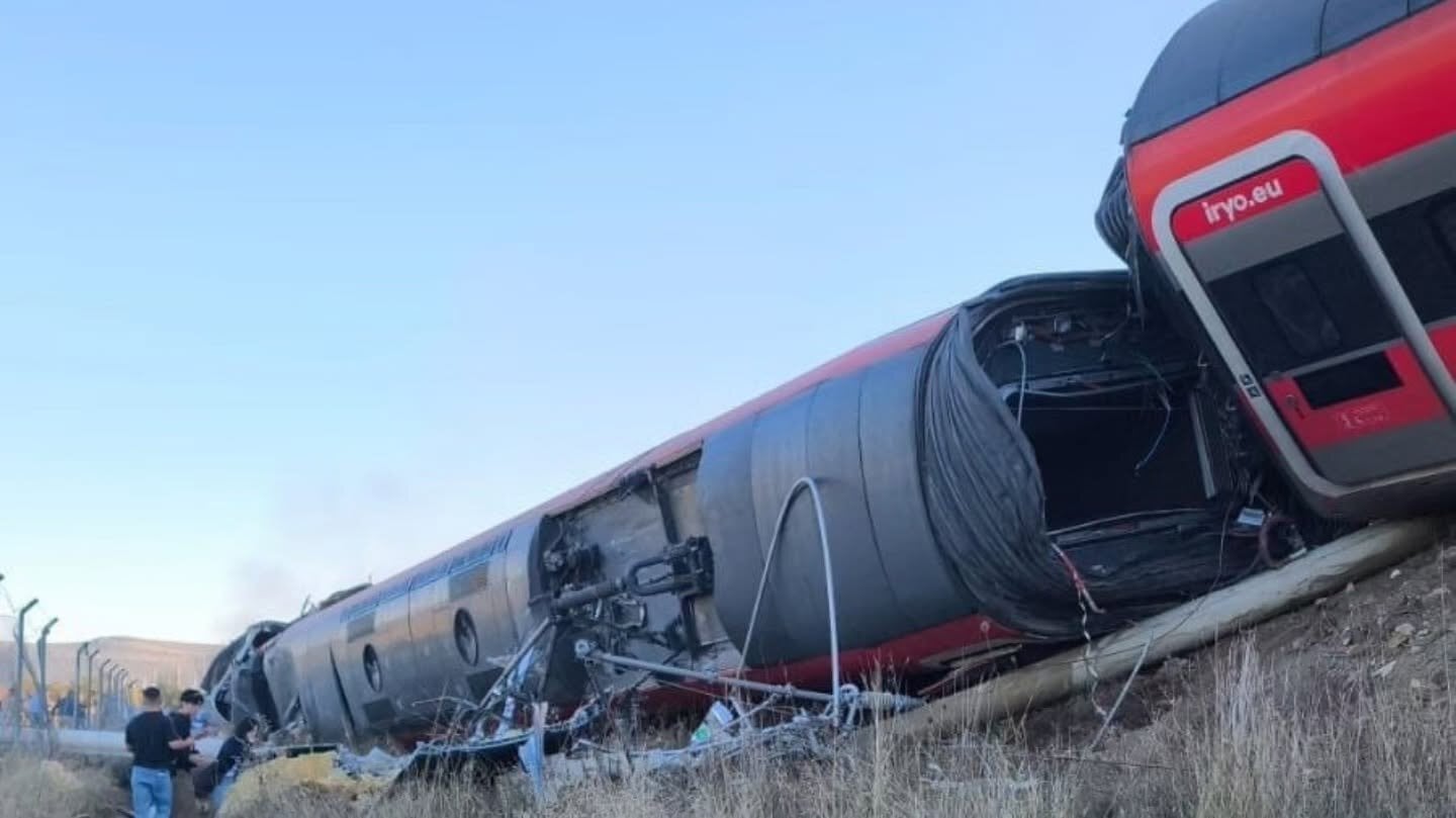 Vista del lugar del accidente tras la colisión de dos trenes de alta velocidad en el centro de España. (Foto de @1vanta3 vía X / Cedida / Anadolu vía Getty Images)