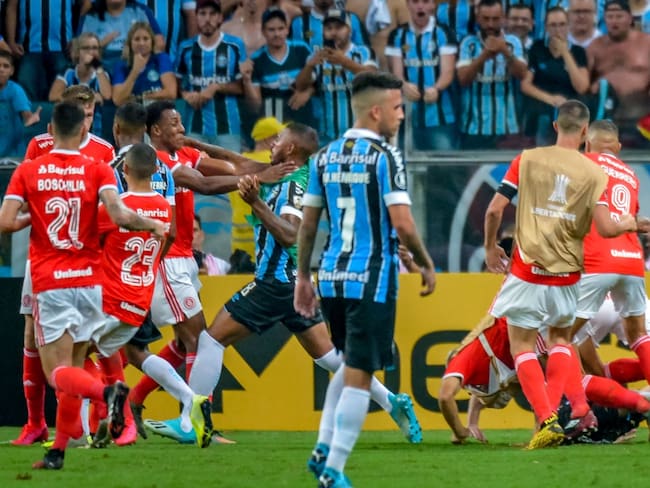 Ocho expulsados en el clásico de Portoalegre de la Libertadores